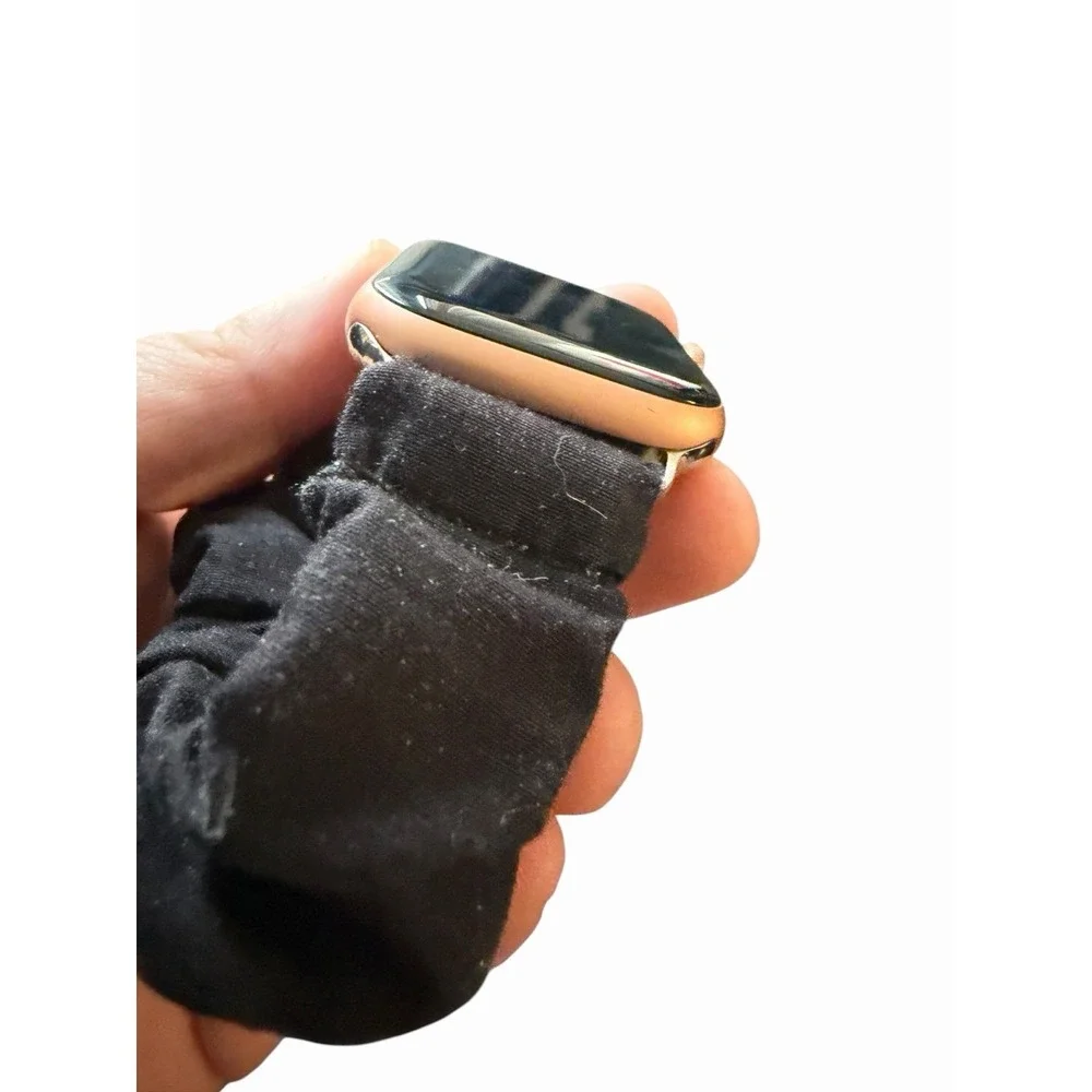 Apple Watch Series 5 44mm GPS Gold Aluminum 94% Battery Health